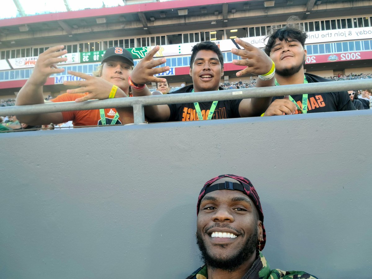 bigboymando98's tweet photo. Had a great time @USFFootball for their spring game. And also got the chance to meet @MVS__11 
@xdye21 @BrodyWiseman @coach_johnnie https://t.co/esk1q4p6rV