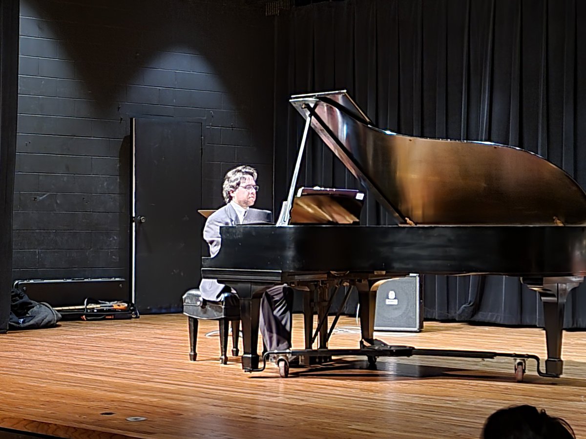 wandersontweets's tweet photo. Wonderfully eclectic junior recital Philip Sasso is giving us this evening at @JudsonU's @dcwpa!  Thanks to pals Ezequiel Navarro, Trey Lehman, and Giovanni Napolitano for contributing! https://t.co/xDNjekWfwN
