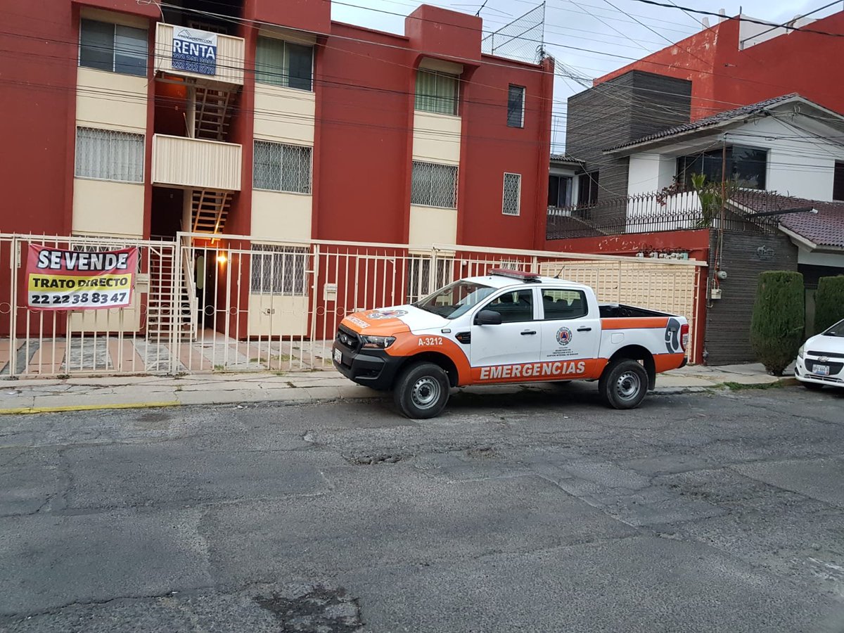 ColonosElVergel's tweet photo. @dirtransitopue Buenas tardes. Por favor solicitamos de la manera más atenta a que nos puedan ayudar a mover este vehículo que desde temprana hora está estacionado frente a las cocheras de vecinos, y que por supuesto no pueden acceder a ellas. Gracias.  cc @CICPue https://t.co/Ao8nQGRf0V