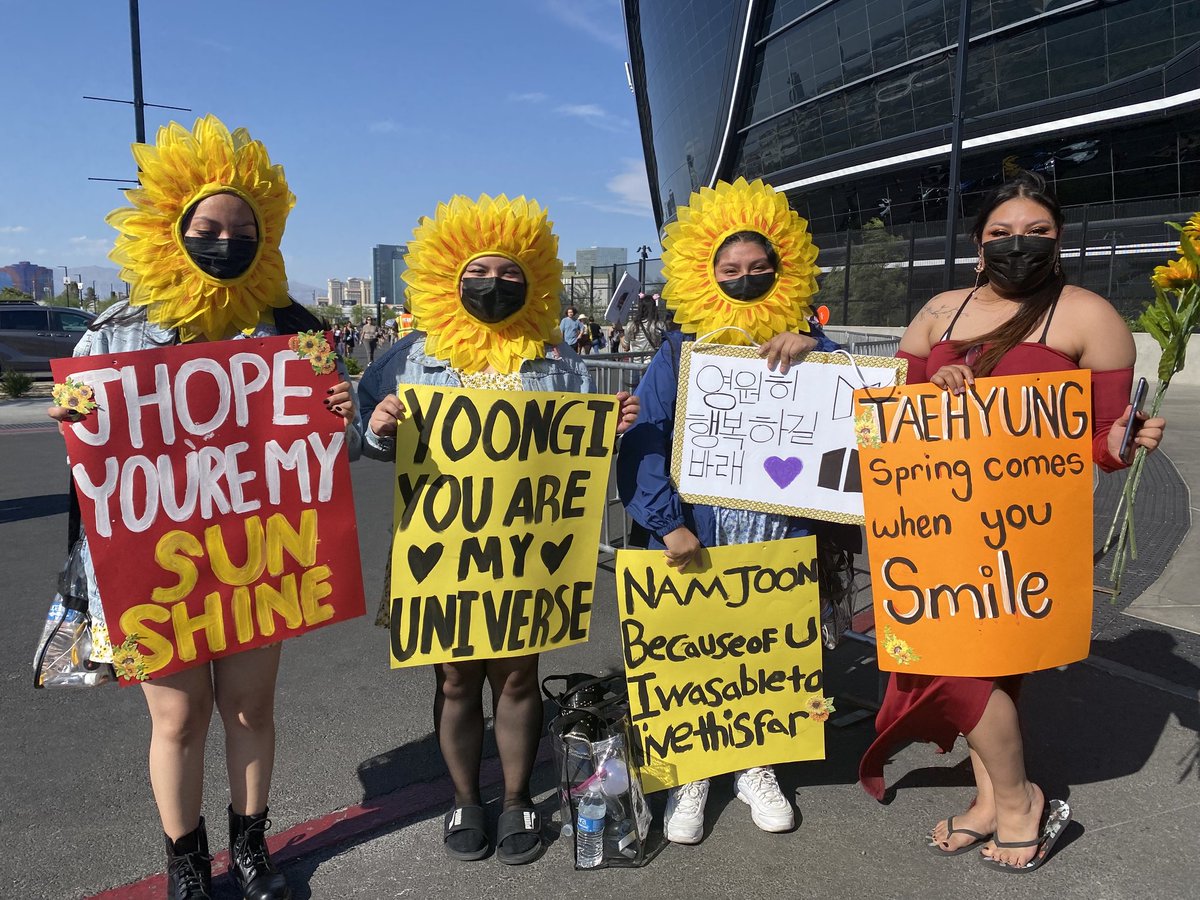 BTSArmy_47's tweet photo. Ahhh look at Armys😭♥️ 

#PTD_ON_STAGE_LV https://t.co/a6VIvApGJS