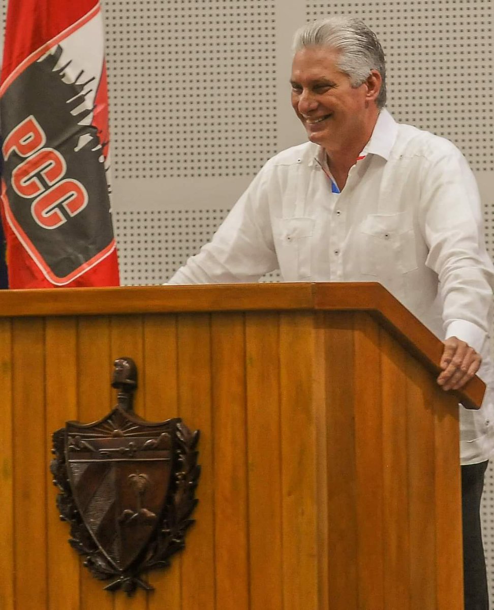 aparedesrebelde's tweet photo. El Presidente @DiazCanelB no descansa....♥Esta semana, además de un montón de tareas en su agenda, estuvo en 5 provincias, asistiendo a las asambleas del @PartidoPCC
Y ahí está... optimista siempre... poniendo al mal tiempo, buena cara!!!!♥ #VamosConTodo🇨🇺
📷 @correa766 📷 https://t.co/O3EqEYYOqQ