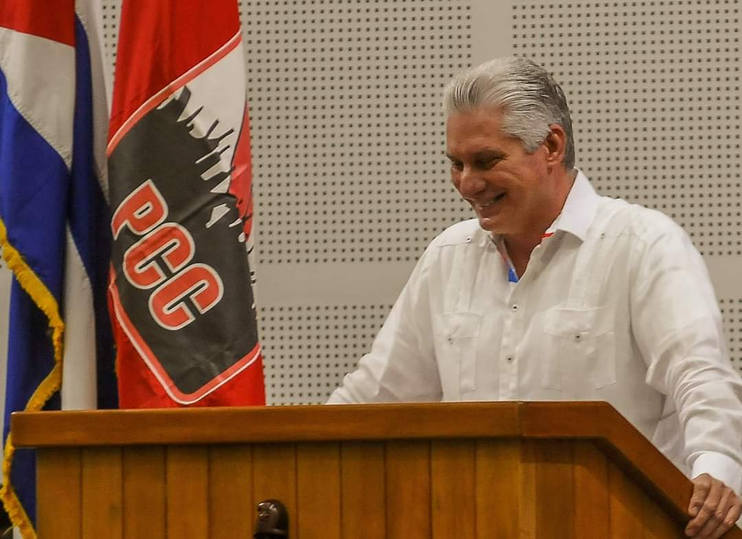aparedesrebelde's tweet photo. El Presidente @DiazCanelB no descansa....♥Esta semana, además de un montón de tareas en su agenda, estuvo en 5 provincias, asistiendo a las asambleas del @PartidoPCC
Y ahí está... optimista siempre... poniendo al mal tiempo, buena cara!!!!♥ #VamosConTodo🇨🇺
📷 @correa766 📷 https://t.co/O3EqEYYOqQ
