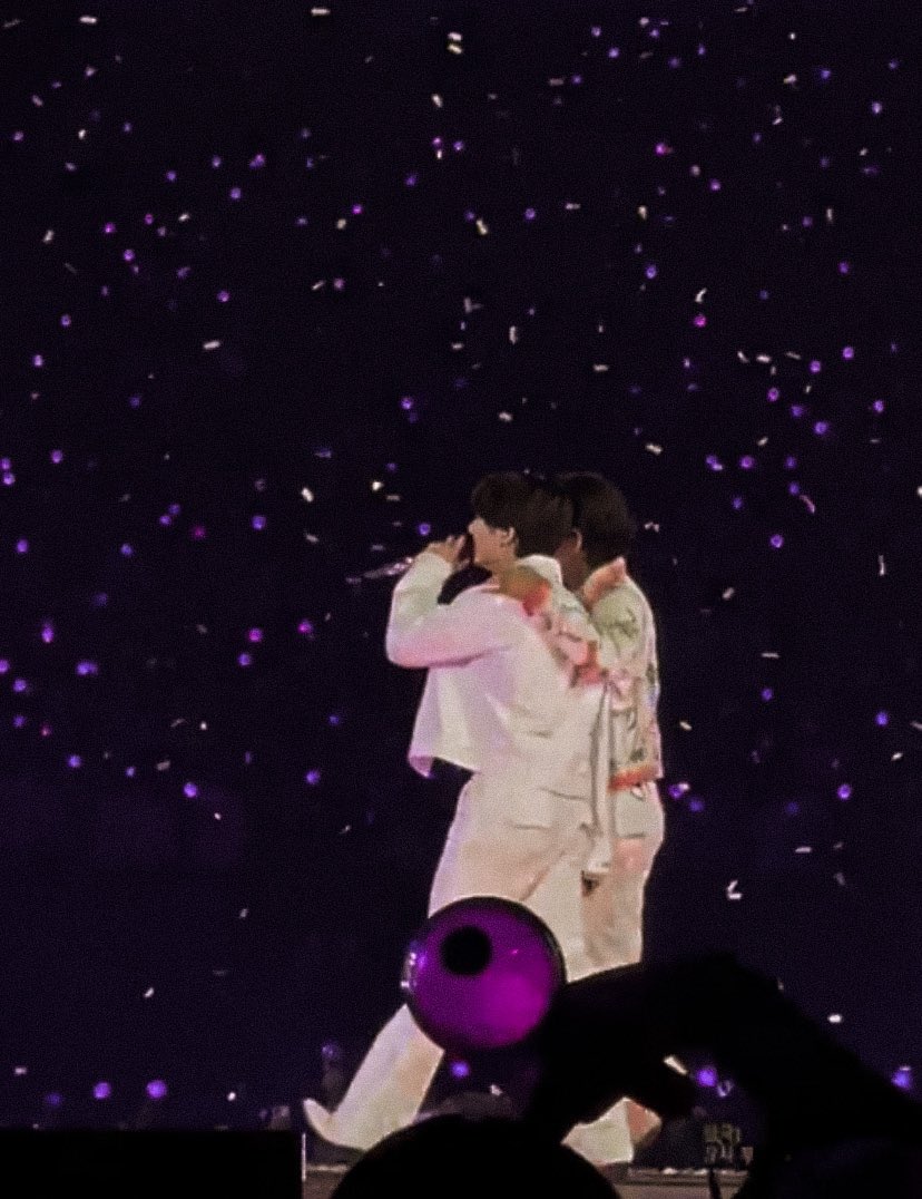 kkuktaes's tweet photo. the way they're like walking under the stars 😭 https://t.co/gtxnpswvXp