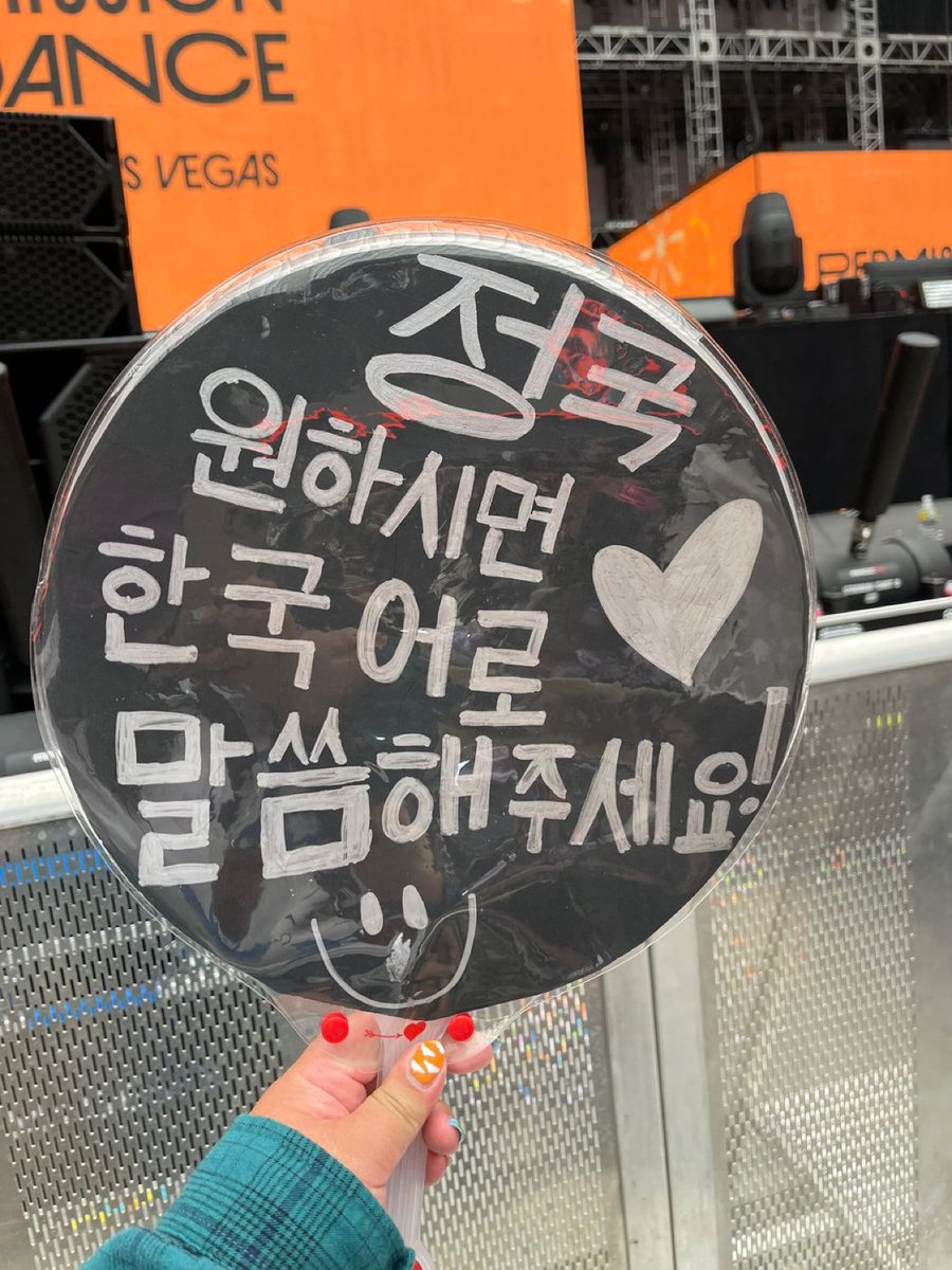 UniversBTS_'s tweet photo. 📸 Uma ARMY disse que Jungkook viu seu banner na passagem de som do D-2 e se curvou em sinal de gratidão/respeito, também disse que era um 'obrigado'

O banner diz: "Jungkook, você pode falar coreano se quiser 💜 "

#PTD_ON_STAGE_LV 
🦁 @BTS_twt ©Ederlin0417 https://t.co/JflNmnOD5r