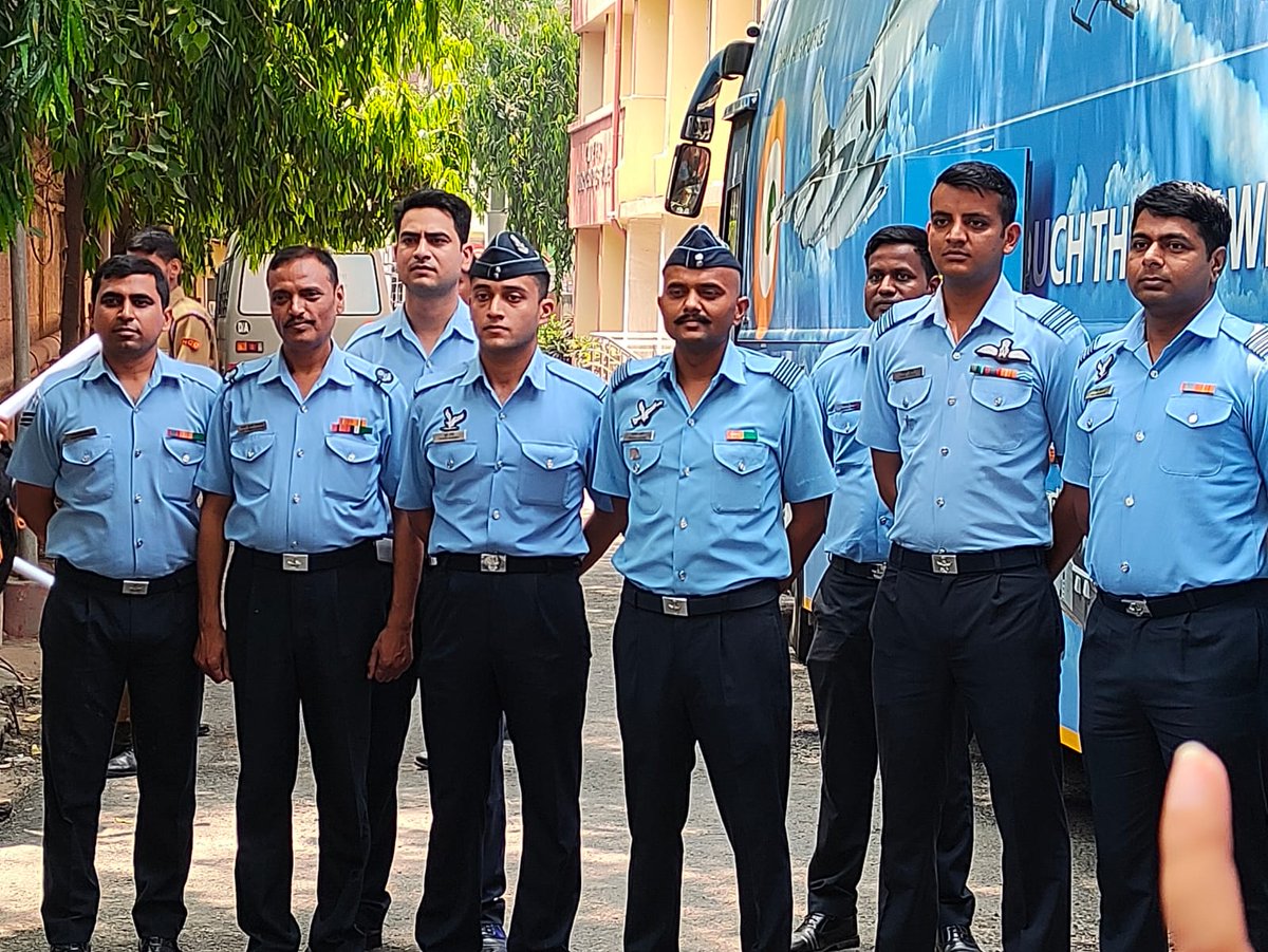 Manish133496's tweet photo. We cadet the 1BAS NCC , PATNA got a chance to know the glorious histry of #indianairforce  and also got chance to handle the aeroplane on stimulator.
#biharandjharkhand
#patnancc 
#airforce 
#1BASNCC https://t.co/ymUfLbdm1f
