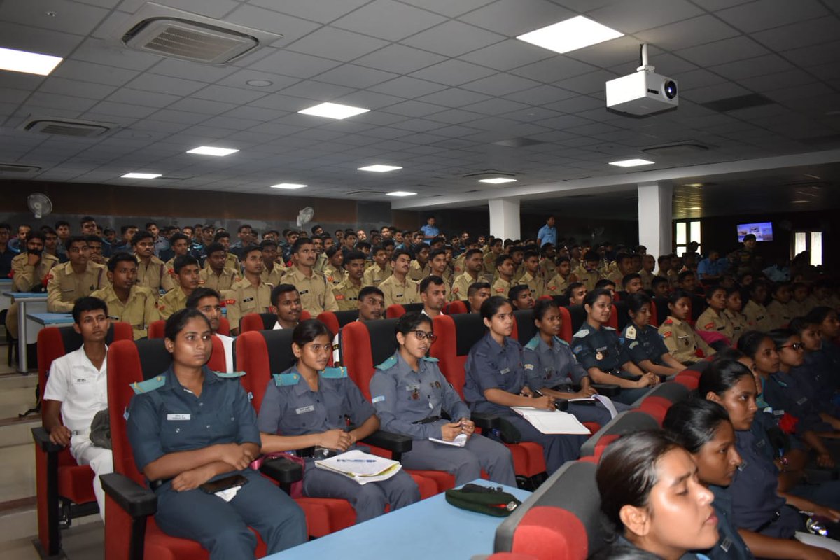 Manish133496's tweet photo. We cadet the 1BAS NCC , PATNA got a chance to know the glorious histry of #indianairforce  and also got chance to handle the aeroplane on stimulator.
#biharandjharkhand
#patnancc 
#airforce 
#1BASNCC https://t.co/ymUfLbdm1f