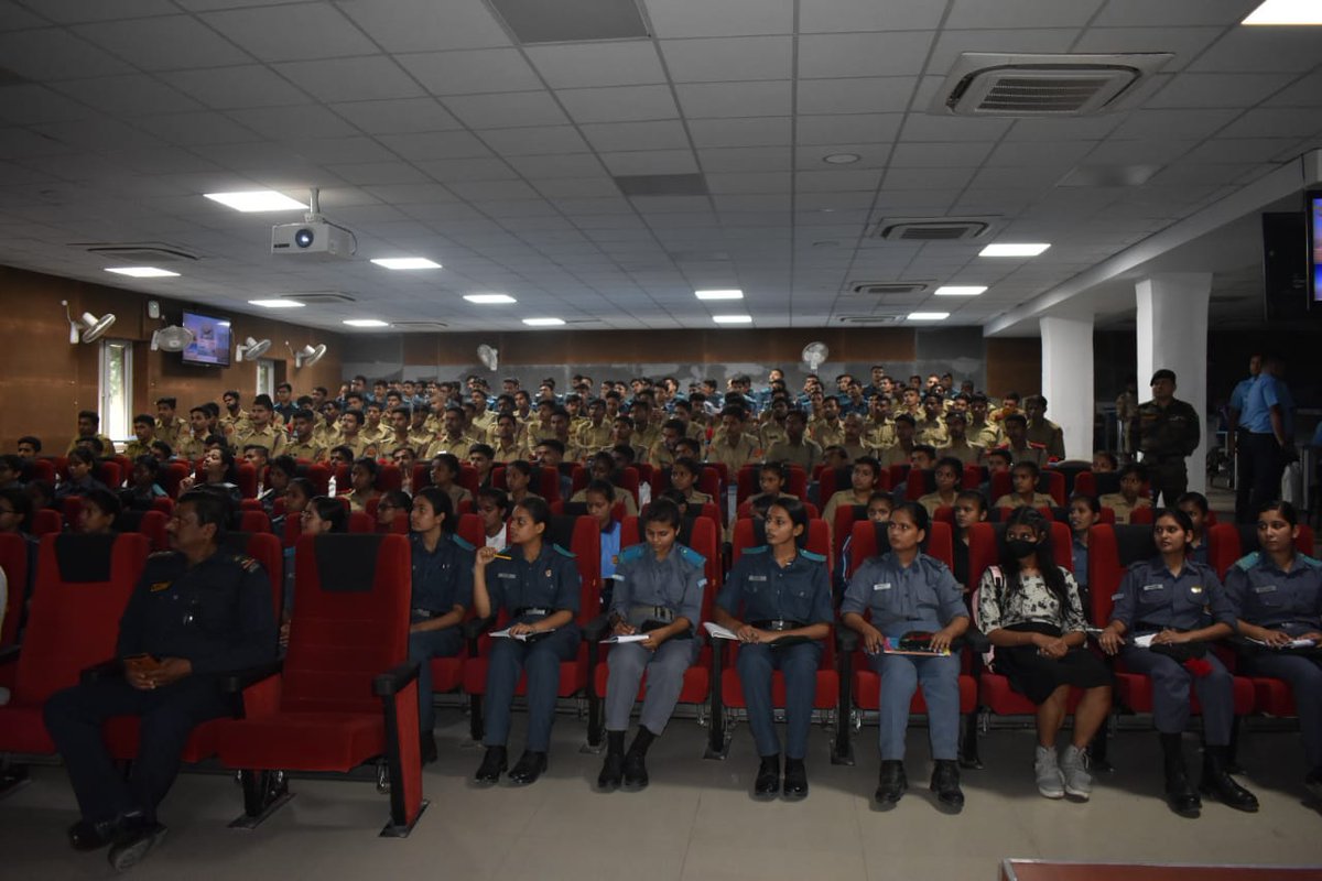 Manish133496's tweet photo. We cadet the 1BAS NCC , PATNA got a chance to know the glorious histry of #indianairforce  and also got chance to handle the aeroplane on stimulator.
#biharandjharkhand
#patnancc 
#airforce 
#1BASNCC https://t.co/ymUfLbdm1f