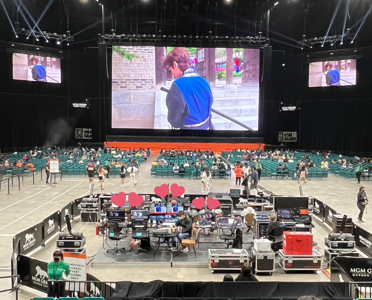 BigHitsBasement's tweet photo. Iโve never watched an episode of Run BTS on 9 screens at once before, but here we are! #PTDLIVEPLAY #PTD_ON_STAGE_LV #PTD_ON_STAGE_LAS_VEGAS https://t.co/4diD0CkIHH