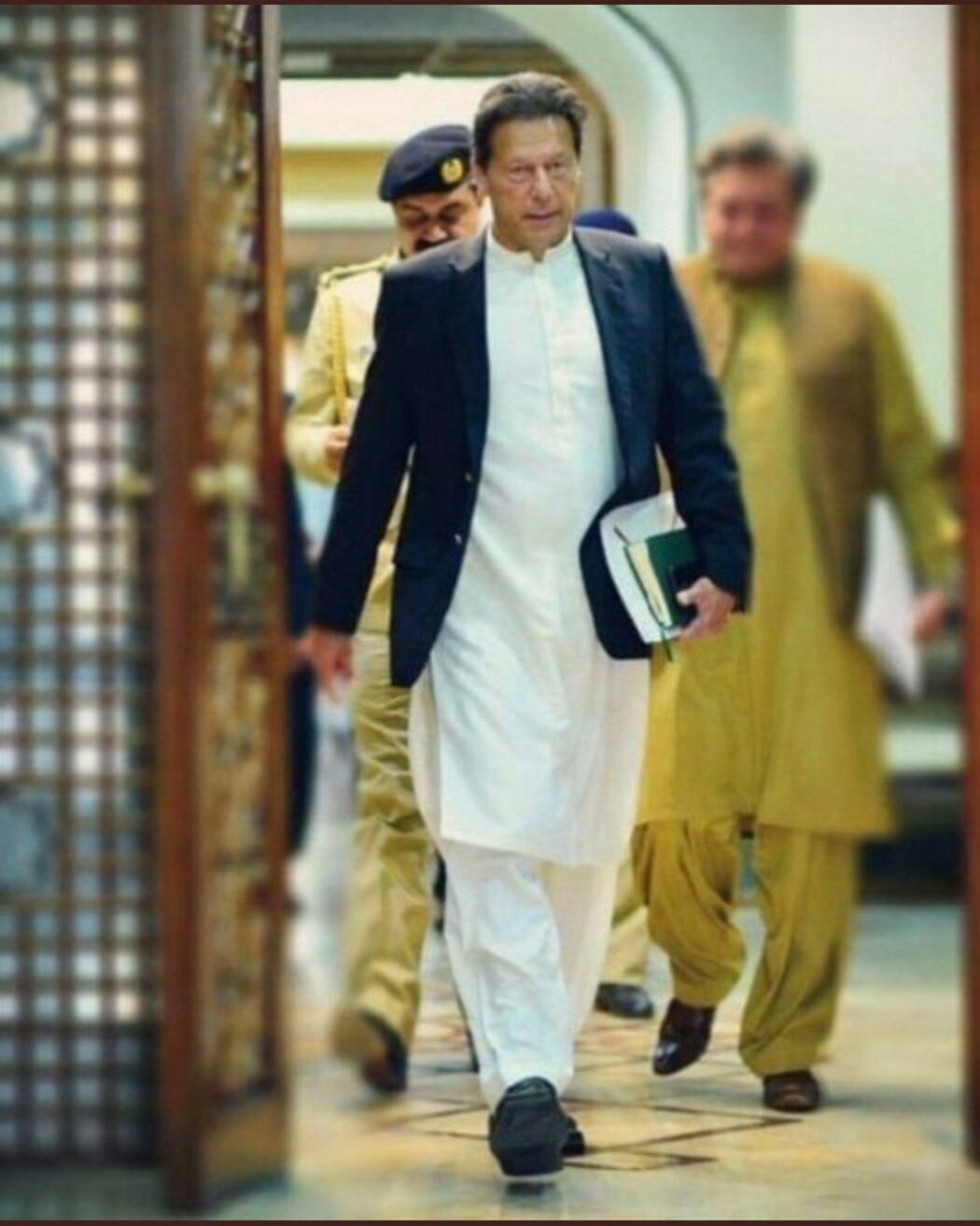 life on X It is last captured moment before imran khan leave pm house imrankhanPTI IstandwithImranKhan https t vJQnhFMgXD X