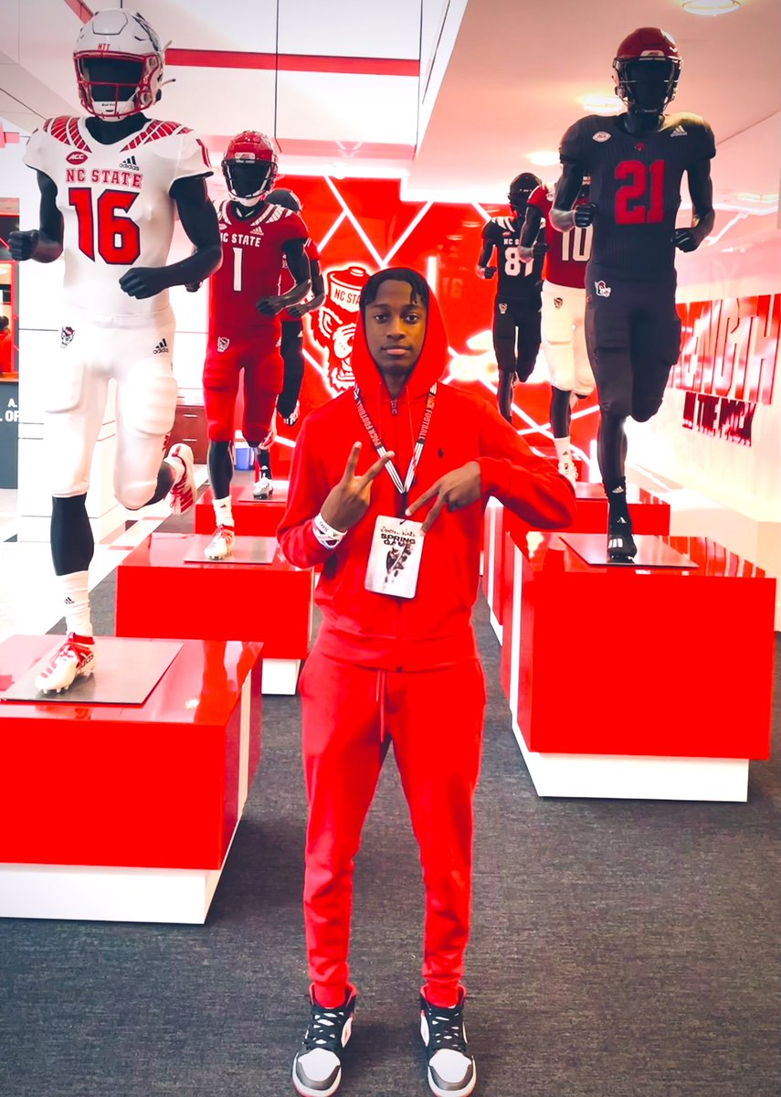 DontraeJr's tweet photo. Had a great visit at Nc state today!!🐺@BMitchellNCS @CoachEddie2 
#2up2down #Wolfpack https://t.co/AZZG1oU5yc