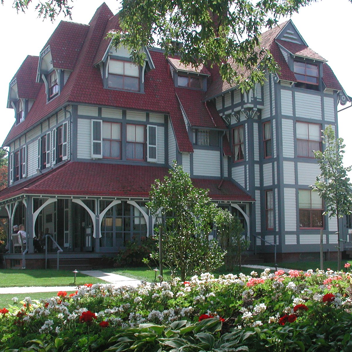 This week in 1990, Jonathan performed "Fridiculousness" at the Mid-Atlantic Center in Cape May, NJ. 

He loved performing in this exquisite Victorian house!

Watch <a href="/JonathanFridDoc/">Jonathan Frid Documentary</a> for the story of Jonathan's one-man shows in the '80s + '90s!

justwatch.com/us/movie/dark-… #DarkShadows