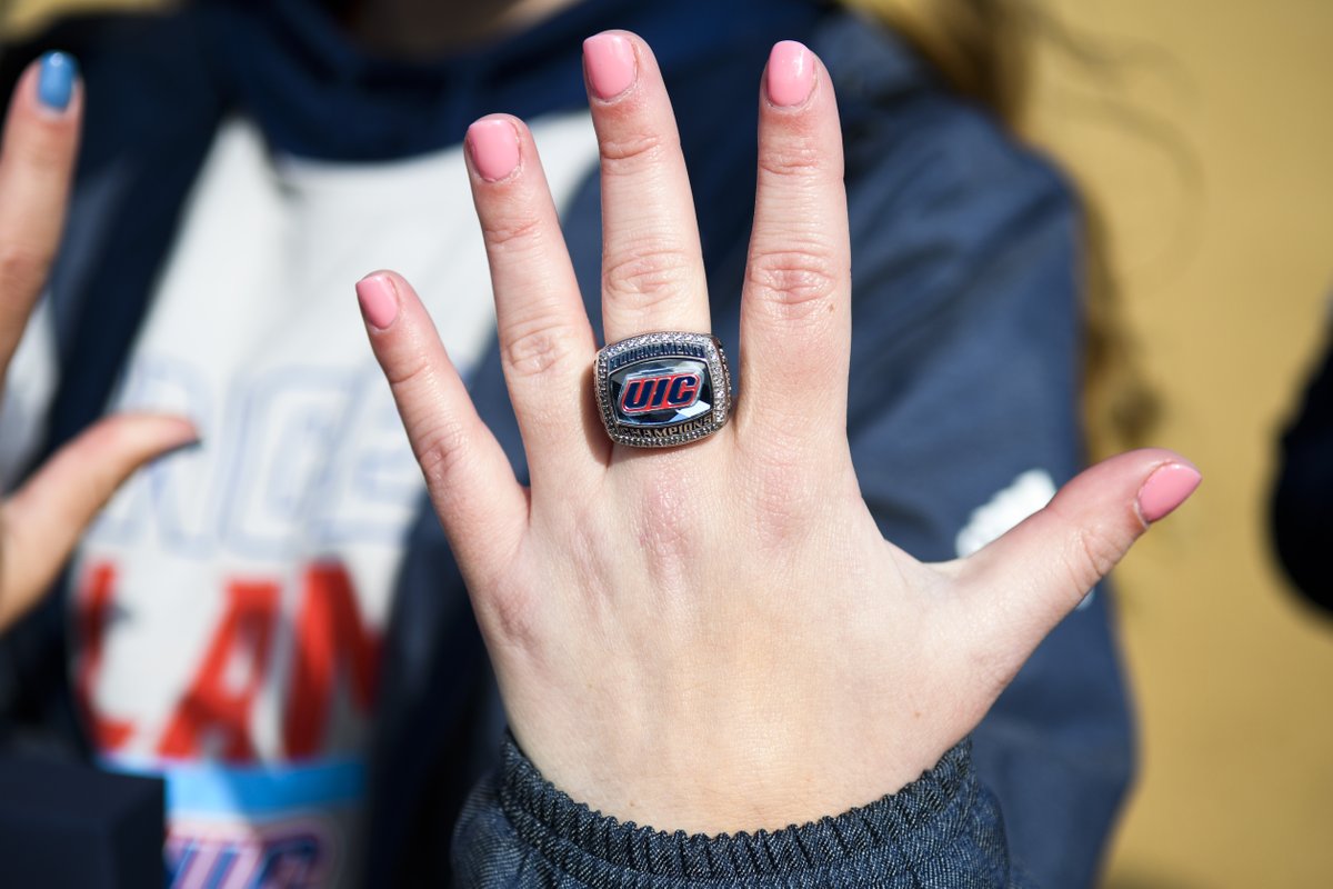 UIC_Softball's tweet photo. A long day at the ballpark resulted in a doubleheader split with Green Bay... and some new bling!!

Here's the full recap: https://t.co/bQzEENTGS0

#FireUpFlames https://t.co/KqRE7OPfVQ