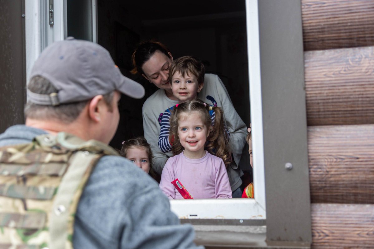 WCKitchen's tweet photo. Families in recently liberated Chernihiv are still afraid—many have continued living below ground &amp; most are too nervous to answer the door. Working with neighbors &amp; trusted loved ones, WCK brought meals served with friendly smiles to each door or window in need. #ChefsForUkraine https://t.co/XCiFDLbpAe