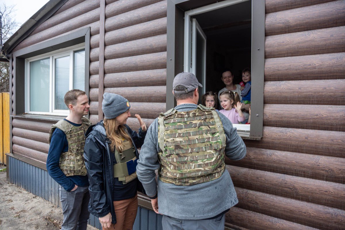 WCKitchen's tweet photo. Families in recently liberated Chernihiv are still afraid—many have continued living below ground &amp; most are too nervous to answer the door. Working with neighbors &amp; trusted loved ones, WCK brought meals served with friendly smiles to each door or window in need. #ChefsForUkraine https://t.co/XCiFDLbpAe