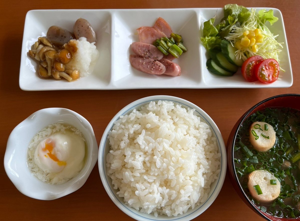 朝ご飯☀️ 🍀ご飯🍚味噌汁 🍀蒟蒻なめこおろし 🍀ハムソーセージ 🍀サラダ🥗 🍀温泉たまご🥚