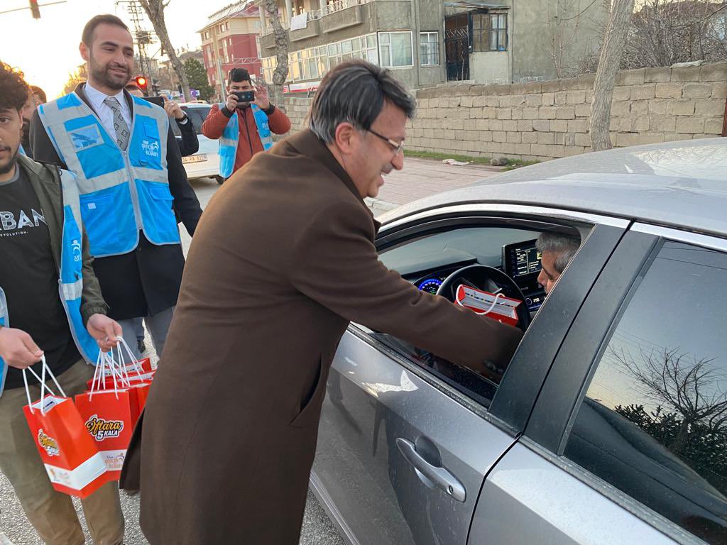 K_Turkmenoglu_V's tweet photo. "#İftara5kala 🌙 Gönlümüz Bir Soframız Bir"

#AKGençVan olarak #İftara5kala 🌙 etkinliğimiz  kapsamında iftara yetişemeyen hemşehrilerimize iftariyelik ikramında bulunduk.

Gönül bağımız daim olsun, Allah kabul etsin @erkankandemir 

#AKGenclikVan https://t.co/NR2rkXKJuh