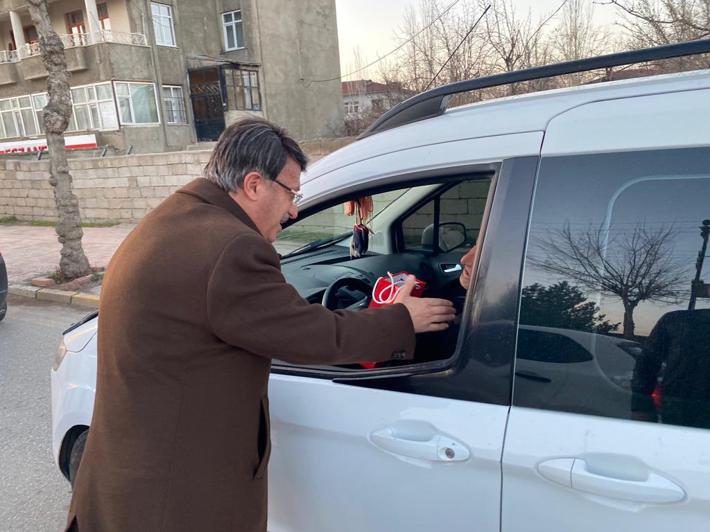K_Turkmenoglu_V's tweet photo. "#İftara5kala 🌙 Gönlümüz Bir Soframız Bir"

#AKGençVan olarak #İftara5kala 🌙 etkinliğimiz  kapsamında iftara yetişemeyen hemşehrilerimize iftariyelik ikramında bulunduk.

Gönül bağımız daim olsun, Allah kabul etsin @erkankandemir 

#AKGenclikVan https://t.co/NR2rkXKJuh