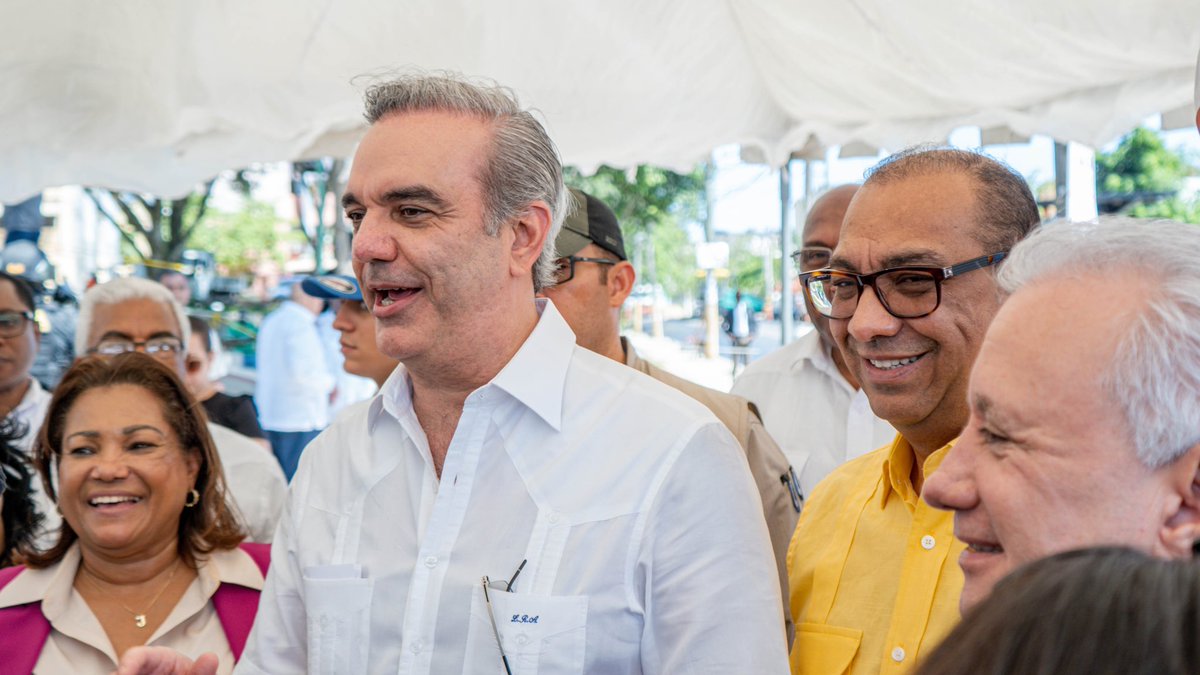 Hoy junto al presidente <a href="/luisabinader/">Luis Abinader</a> damos inicio al plan de asfaltado de las calles del sector de Invivienda y la construcción de los escalones de El Dique en SDE.Seguiremos trabajando para llevar calidad de vida a los moradores de los diferentes sectores del país.