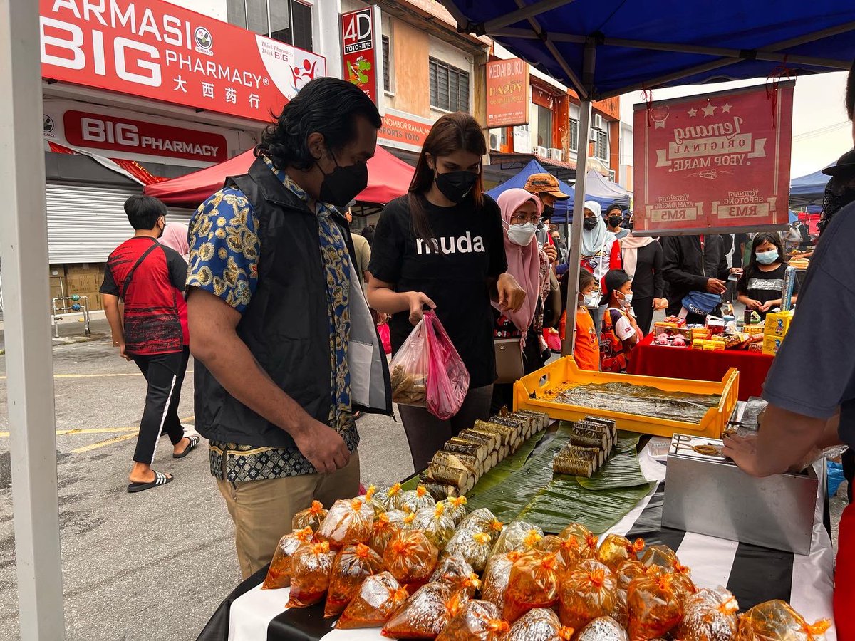 Mudaklang_'s tweet photo. Anda mengidam makanan unik untuk juadah berbuka? 

Ini merupakan peluang terbaik untuk singgah di bazaar Ramadan Sungai Bertek, Klang!

Terdapat pelbagai juadah menarik dijual di sini, ada lemang, murtabak, keropok lekor dan pelbagai lagi! 

#IkhlaskanRamadan
#RamadanMubarak https://t.co/BYAU11LOkg