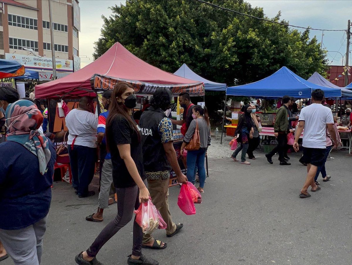Mudaklang_'s tweet photo. Anda mengidam makanan unik untuk juadah berbuka? 

Ini merupakan peluang terbaik untuk singgah di bazaar Ramadan Sungai Bertek, Klang!

Terdapat pelbagai juadah menarik dijual di sini, ada lemang, murtabak, keropok lekor dan pelbagai lagi! 

#IkhlaskanRamadan
#RamadanMubarak https://t.co/BYAU11LOkg