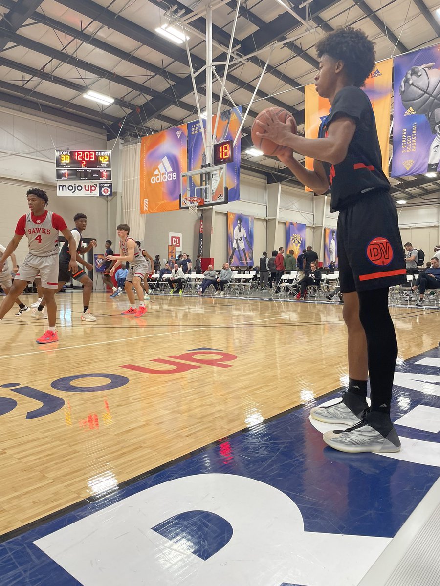 DeonB85's tweet photo. Went to Adidas 3SSB in Indiana to support my AZ fam! #FutureNBAstars https://t.co/3mMSkwmzEI