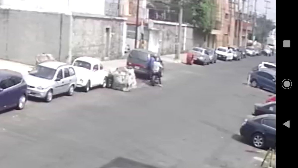 UBATALLON's tweet photo. @lialimon @AlcaldiaAO solicitamos REFORZAR LA SEGURIDAD ayer a las 11:30 AM dos individuos con pistola #ASALTARON a cuentahabiente que  salía en una camioneta azul del estacionamiento de #PLAZALASROSAS, hubo dos detonaciones, patrulla llegó media hora después, sin lograr captura https://t.co/6FTs5IfacI