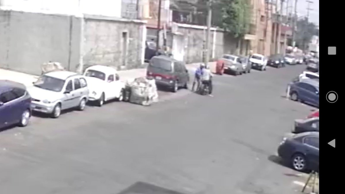UBATALLON's tweet photo. @lialimon @AlcaldiaAO solicitamos REFORZAR LA SEGURIDAD ayer a las 11:30 AM dos individuos con pistola #ASALTARON a cuentahabiente que  salía en una camioneta azul del estacionamiento de #PLAZALASROSAS, hubo dos detonaciones, patrulla llegó media hora después, sin lograr captura https://t.co/6FTs5IfacI