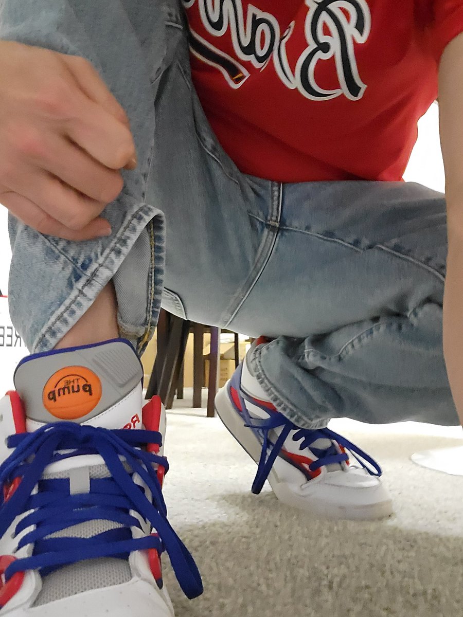 cabercrombie12's tweet photo. I pump dA ReEboKs https://t.co/DU2470Gyma