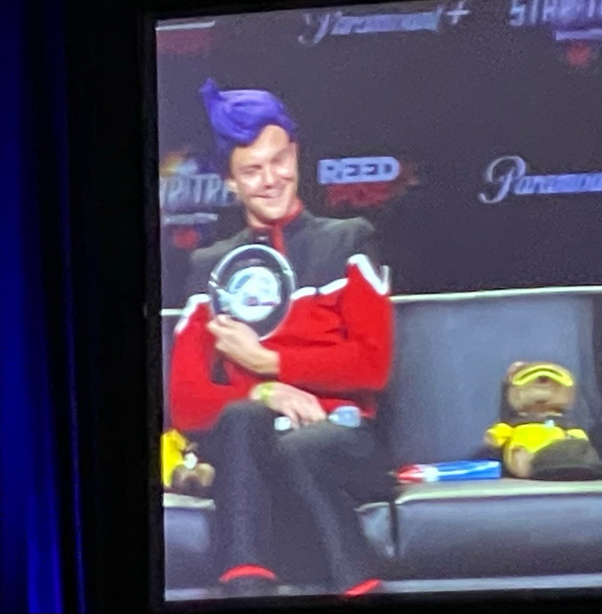 larrynemecek's tweet photo. That time when the Real #Boimler @jack_quaid was given an actual Tom Paris plate… onstage… and yes wearing a real life Lower Decks uniform. At #MissionChicago of course: priceless moment!
#startrek #startreklowerdecks #tomparisplate #tomparis @robertdmcneill #lowerdecks https://t.co/FzqKaZ0Lcd