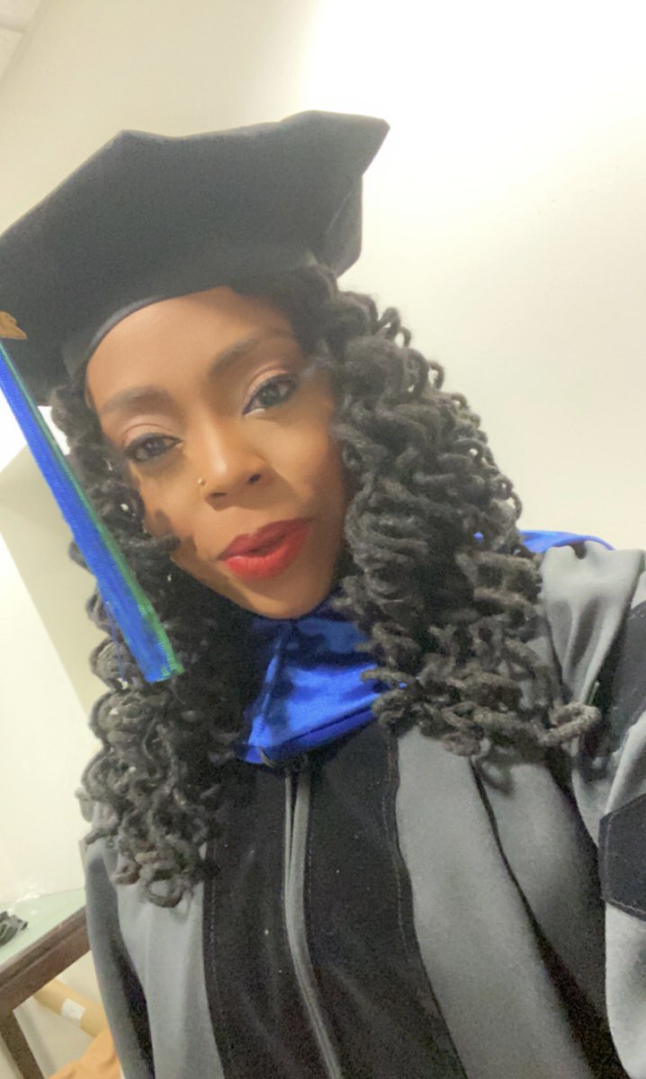 Luv_Shay_Butta's tweet photo. Behind the Scenes
#GradHeadshots https://t.co/fwm66ituXD