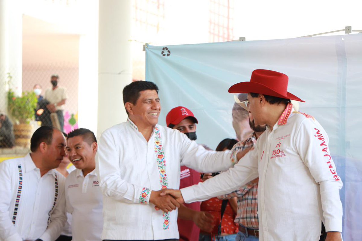 BenjaminRoblesM's tweet photo. ¡#ChalcatongoDeHidalgo hace fuerte al movimiento de la #4T en La Mixteca! ¡Es un honor acompañar a @salomonj candidato de la coalición #JuntosHacemosHistoria! 

Nuestras hermanas y hermanos de batalla, vamos juntos a triunfar en esta  elección del 05 de junio.

#VotaPT https://t.co/fFINMB8W6L
