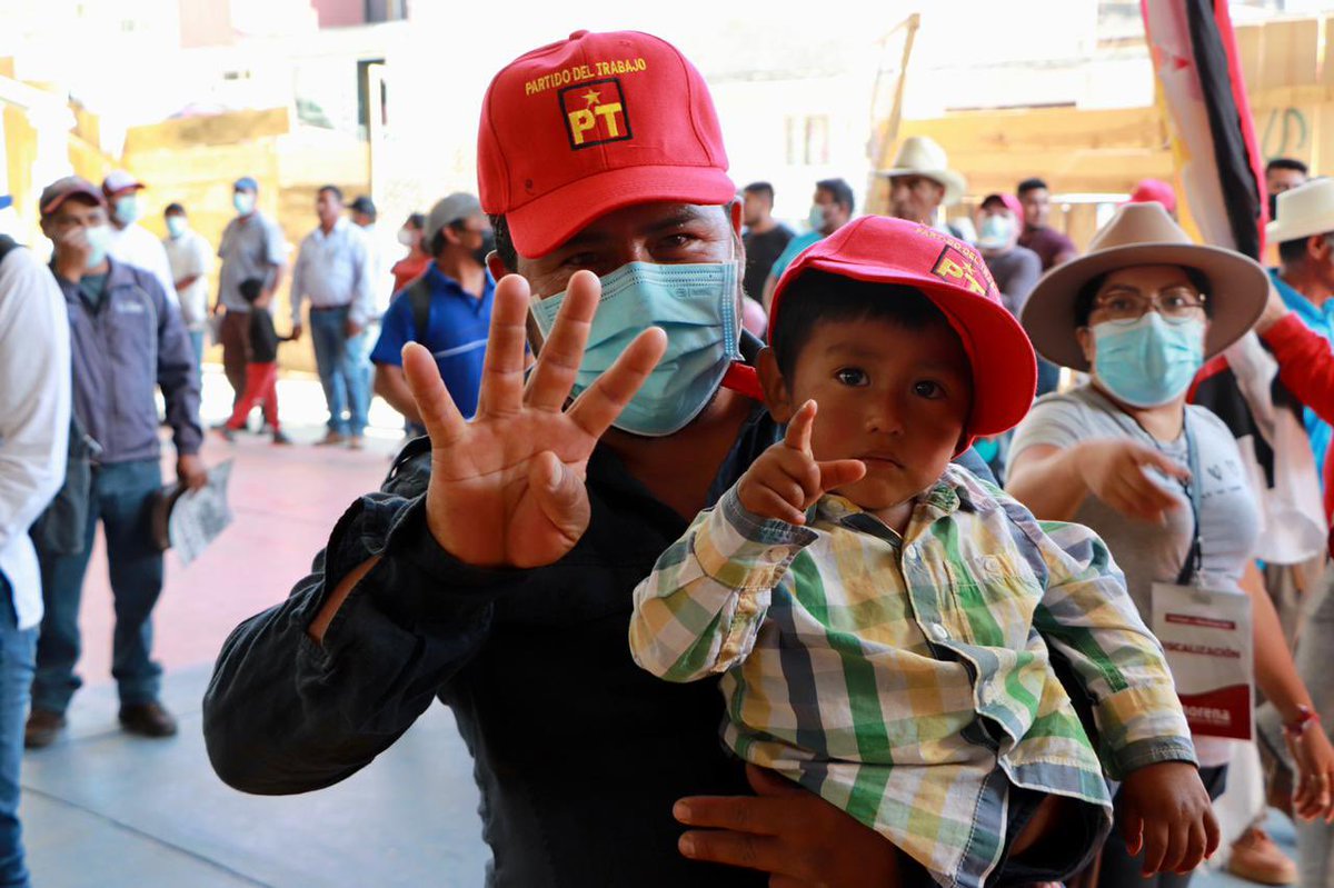 BenjaminRoblesM's tweet photo. ¡#ChalcatongoDeHidalgo hace fuerte al movimiento de la #4T en La Mixteca! ¡Es un honor acompañar a @salomonj candidato de la coalición #JuntosHacemosHistoria! 

Nuestras hermanas y hermanos de batalla, vamos juntos a triunfar en esta  elección del 05 de junio.

#VotaPT https://t.co/fFINMB8W6L