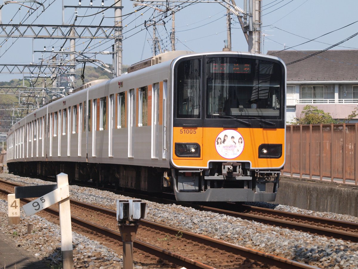 superhawk371's tweet photo. 東上線でももいろクローバーZのヘッドマーク付き車両が走っていると聞いたので、武蔵嵐山駅付近で撮影！
偶然にも土日にしか来ないFライナーの東急車(53K)とメトロ車(33S)の来る時間帯だったのでラッキーでした。

#東上線 
#ももいろクローバーZ 
#51005F
#Fライナー
#富士見市市制施行50周年 https://t.co/cpTAn68FJA