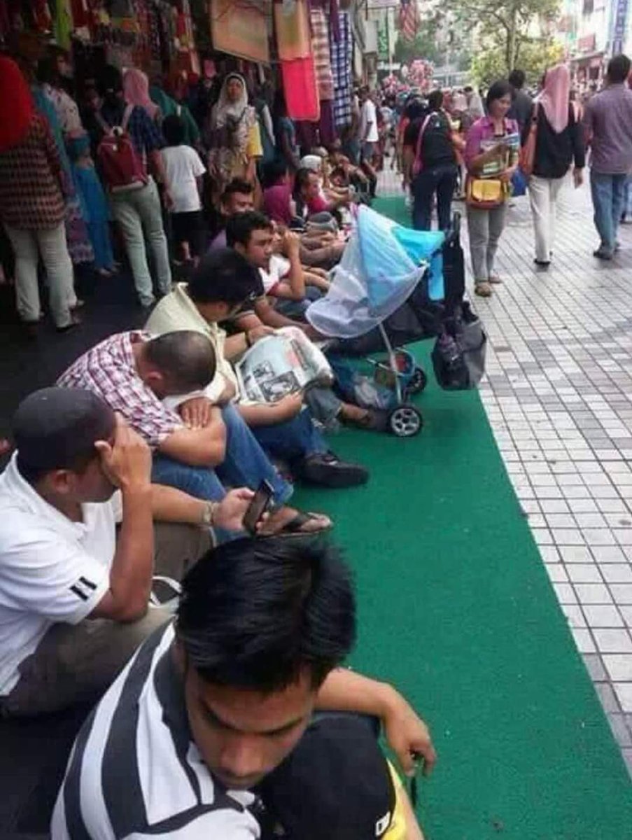 SnuShorey's tweet photo. Adakah pesta menunggu untuk kaum adam di luar mall telah bermula?😅 https://t.co/wHnXFoPAVV