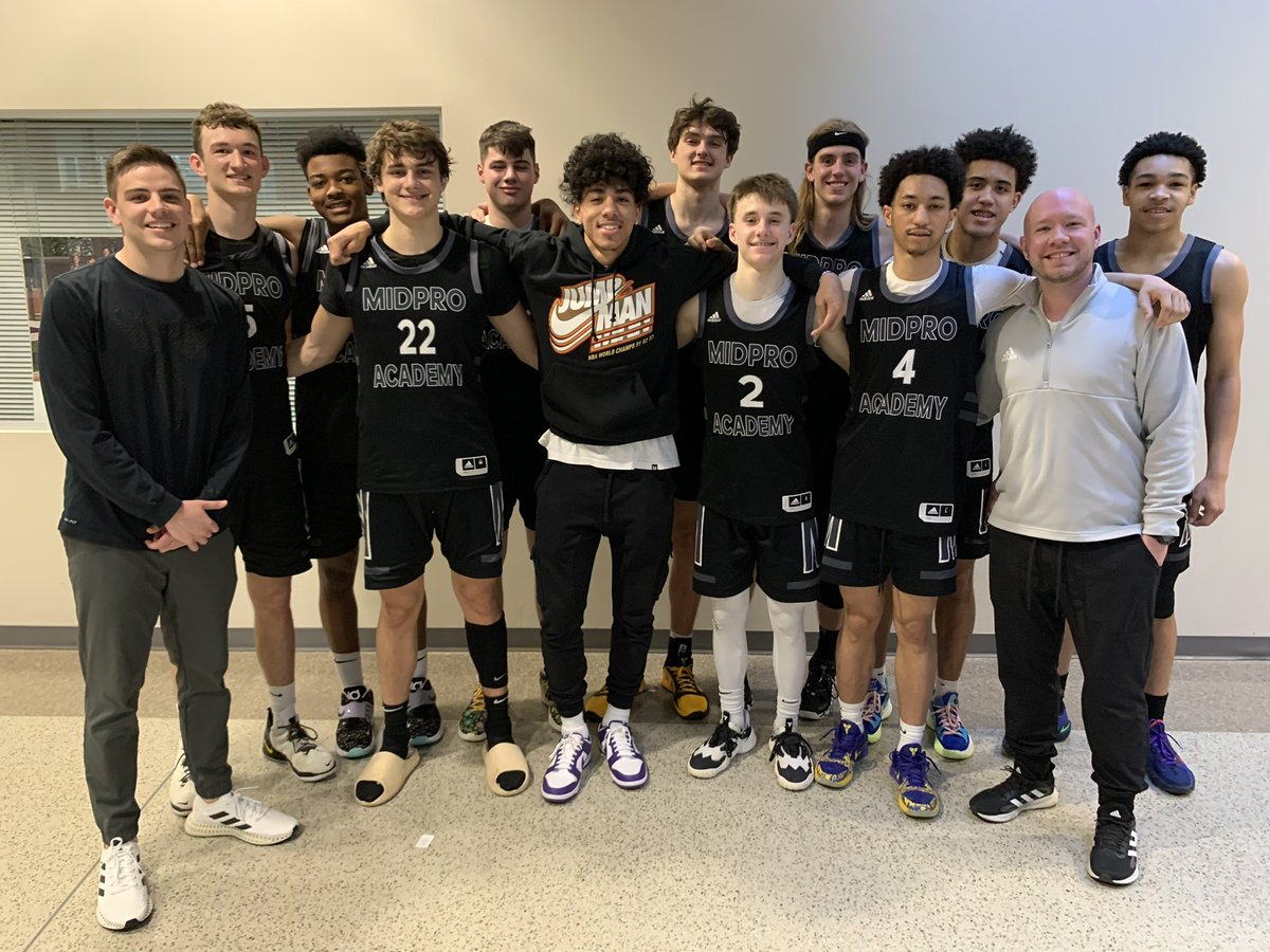 Always special when your alumni come out to support the current guys during Live Events. S/O 2019 Alum &amp; current <a href="/greensboroswarm/">Greensboro Swarm</a> <a href="/DJCarton/">DJ Carton</a> for supporting the guys in Indy today! #MidProFam