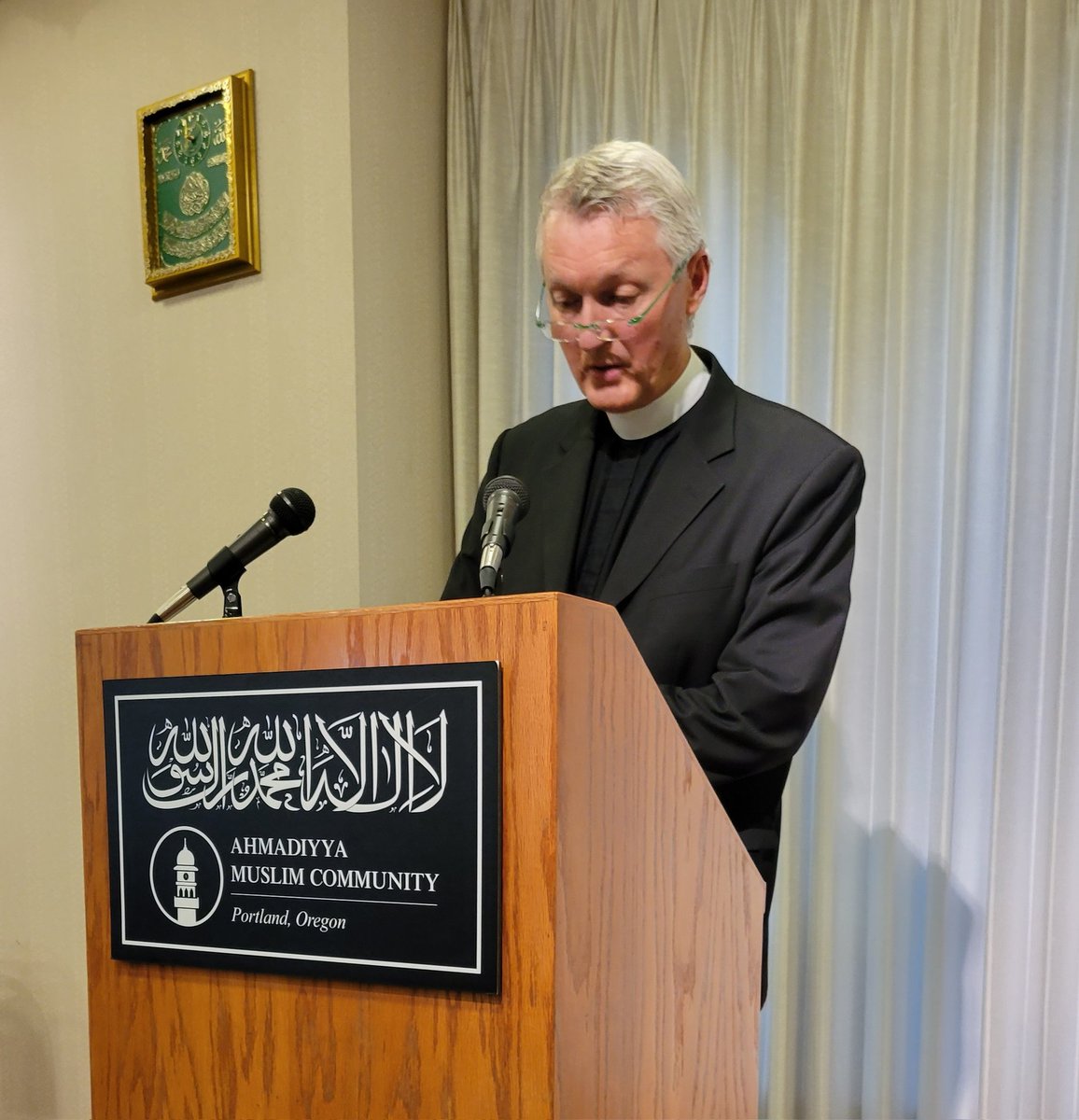 AMC_Portland's tweet photo. We are honored to have the esteemed Pastor David Knapp from @stjamespdx addressing our gathering. Pastor David asked us all to stand and pass the peace to others. #Ramadan #Iftar https://t.co/d0LoQ8sX8h