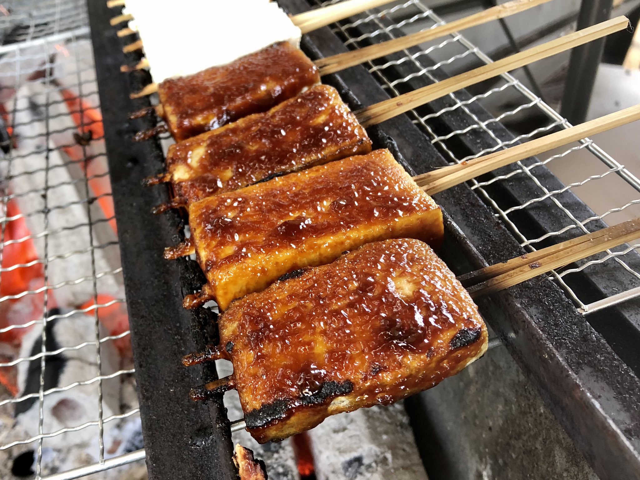 O Xrhsths 佐橋工業 Sto Twitter 花筏と名鉄小牧線 今年の桜も終わりです そして 豆腐田楽 この地方では家庭で味噌田楽 をするのが定番 その名も 楽田 という地名の付近で 専門の豆腐を作ってくれる店があるそうですよ T Co 6uoiy5gcpv Twitter