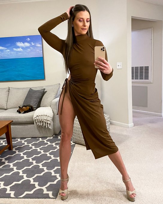Tonight&rsquo;s high slit dress! More on TikTok, Insta, and OF 😏 https://t.co/QQUhTsj6sE<a href="/tag/fall"class="tags"><span>#fall</span></a>