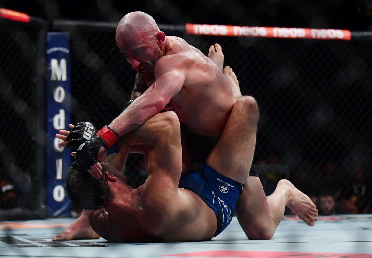 RJD_96's tweet photo. Same vibe #UFC273 https://t.co/WBwcTjkuZ8