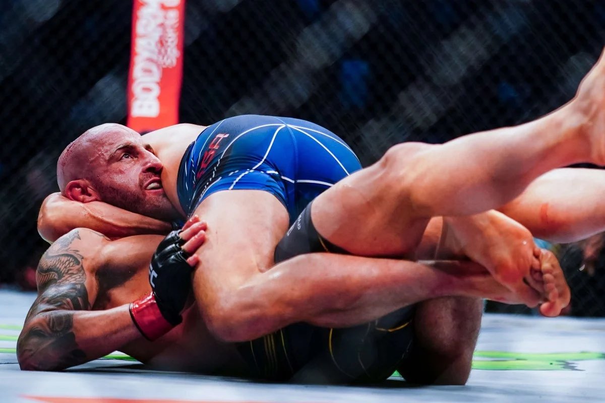 RJD_96's tweet photo. Same vibe #UFC273 https://t.co/WBwcTjkuZ8