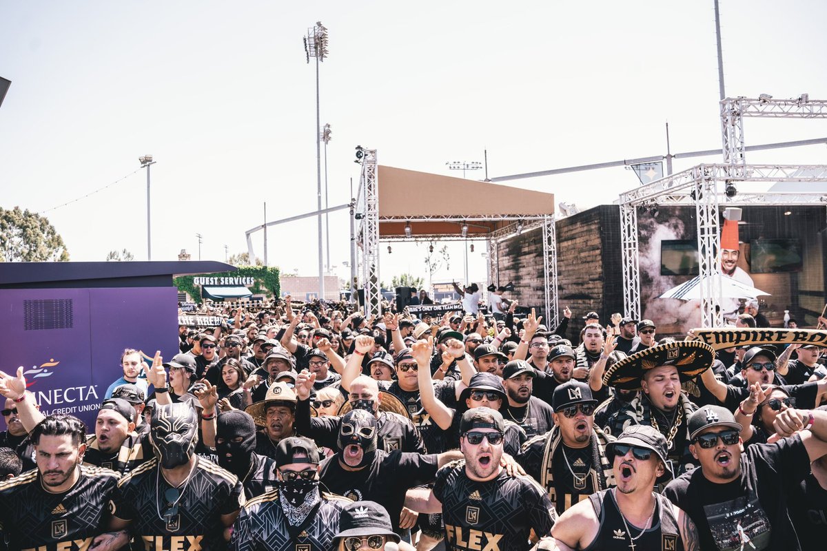 LAFC's tweet photo. Win, lose, or draw. 

The @LAFC3252 are unbeaten. 🖤💛 https://t.co/Xg9oPgsMaF