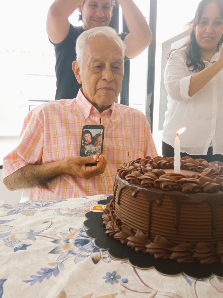 Anahi_Monteros's tweet photo. Hoy fue el primer cumpleaños de mi abuelo sin mi abuela, al momento de soplar la velita sacó su celular y puso una foto de ella para sentir que está con el, mi corazón se rompió en mil millones de pedacitos 💔 https://t.co/3FNAwMlgxj