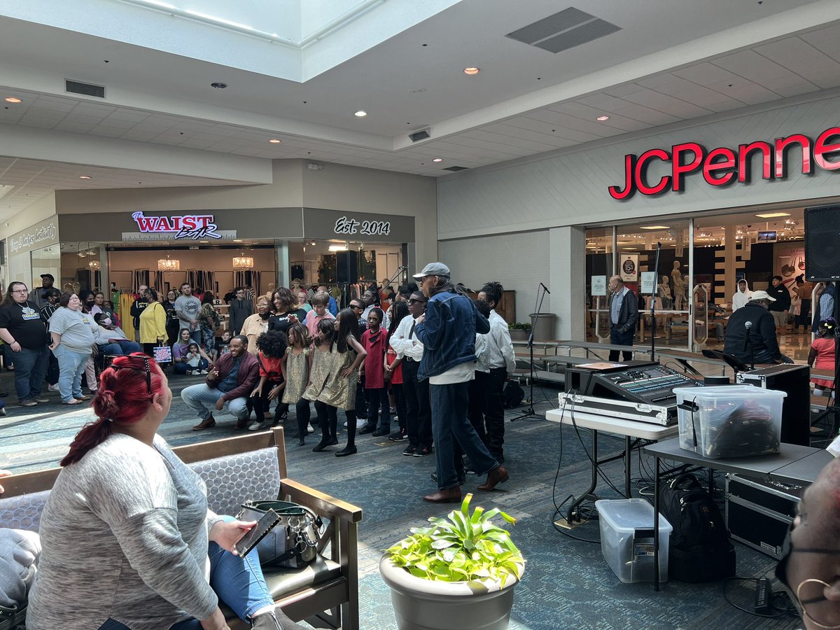 semurry39's tweet photo. It was a great afternoon at Old Hickory Mall. I enjoyed listening to all. Great job Jackson Madison County Schools👏🏽👏🏽👏🏽👏🏽 https://t.co/86rn0ozVj7