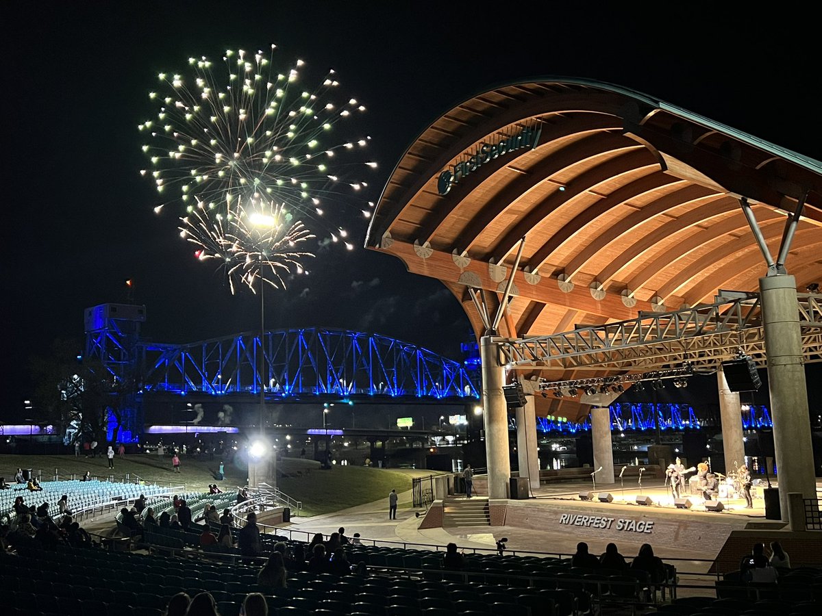 denverpeacock's tweet photo. Loving these fireworks! #LPR300 https://t.co/I9xy3fjEtz