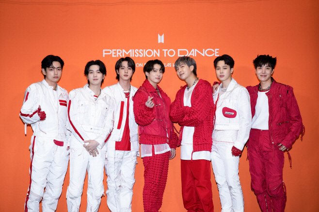 eyesmilesbts613's tweet image. Have fun and enjoying for tonight loves!! 🥰🤗🤗
#PTD_ON_STAGE_LV 
#BTSCONCERT