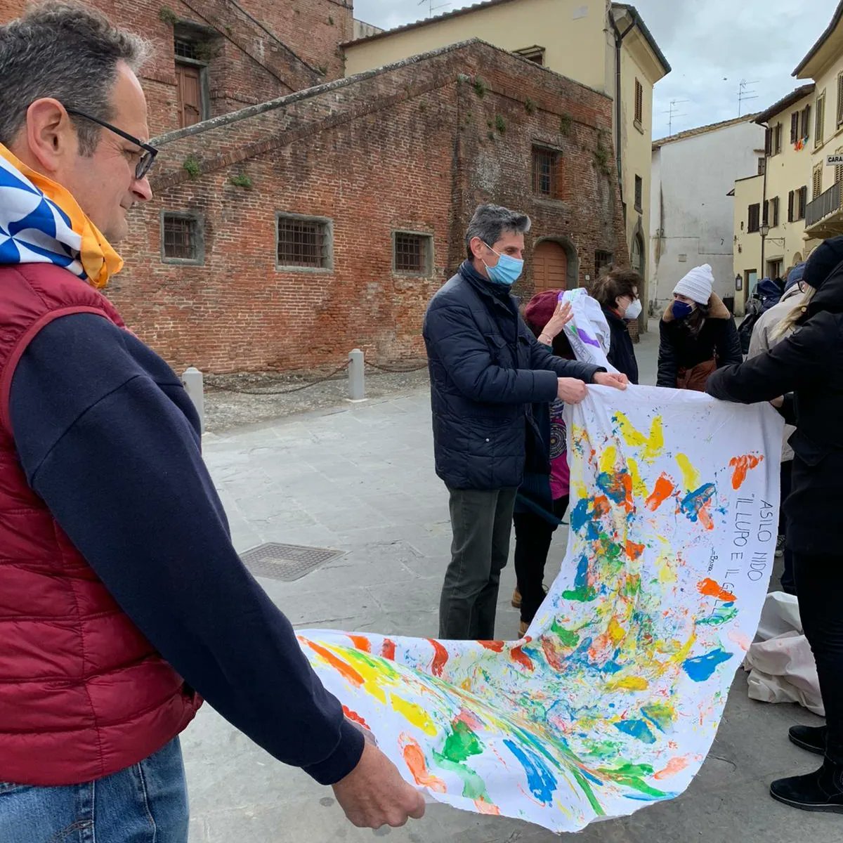 430 metri di messaggi di pace cuciti insieme alla marcia per la pace nel mondo organizzata dall'Associazione Nazionale Città dei Presepi a Cerreto Guidi (Fi) #terredipresepi #PACE #pacenelmondo #Italia