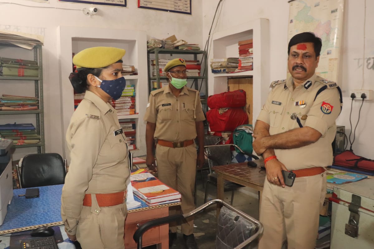 rakeshs_ips's tweet photo. Inspected #Kadadham police station (#Kaushambi) today
and gave necessary directions to the concerned.
@Uppolice
@kaushambipolice
@hemrajmeenaips
@igrangealld
@prayagraj_pol
@ADGZonPrayagraj https://t.co/zsdiVj3ufO