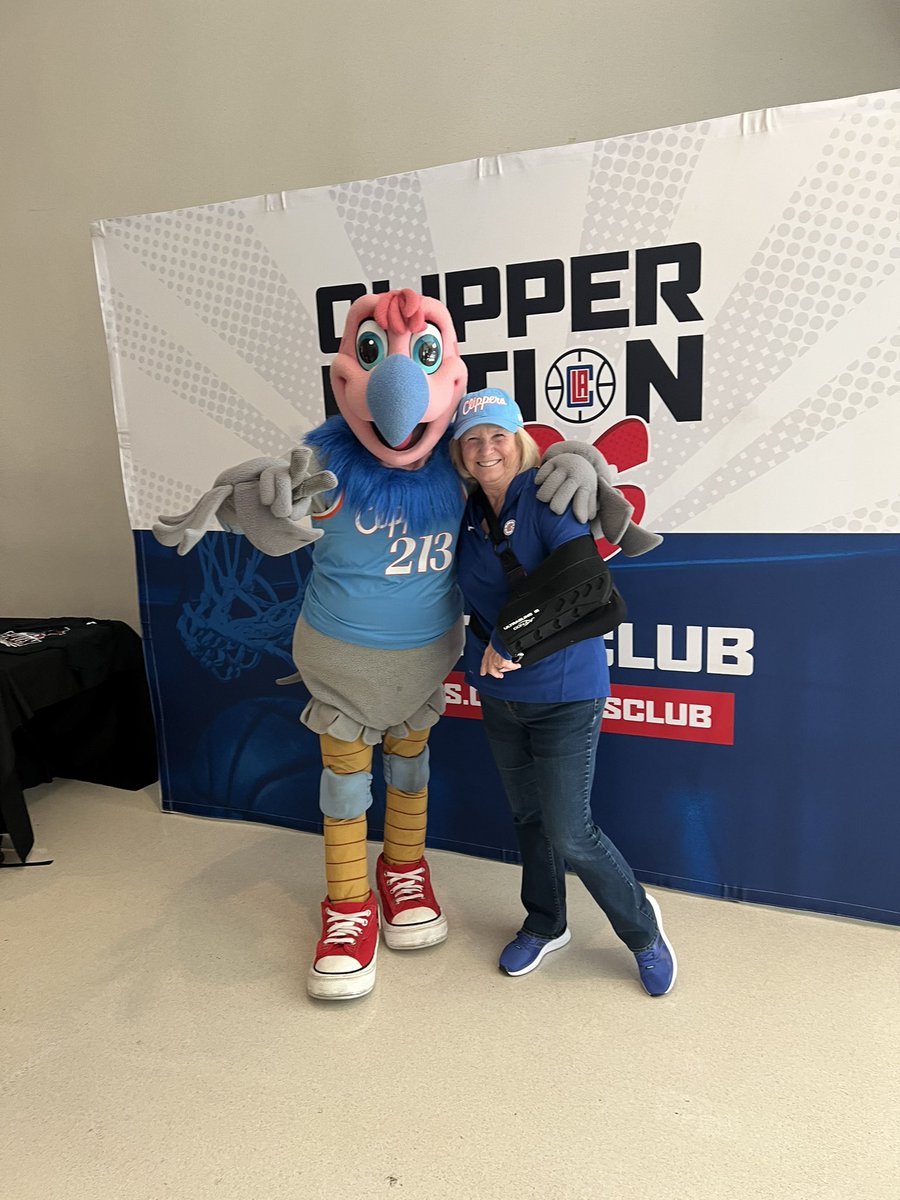 dbible's tweet photo. I โค๏ธthat damn bird! #ClipperNation #ChuckTheCondor #ClipperGame https://t.co/d1wsc8wLHW