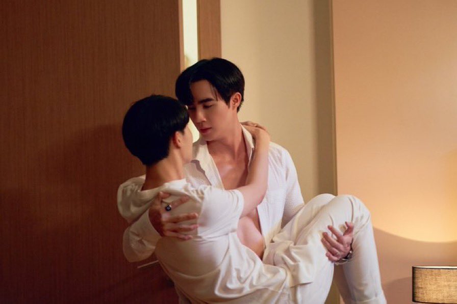 tawiitderrr's tweet photo. จริงๆหนูเกื้อก้ทรงงานหนักมากนะมึงงง เช้าบนโต๊ะทำอาหาร เย็นมา ที่โซฟาผับ ตกดึก ตั้งแต่หน้าประตูบ้านยันเตียง เช้ามาเฮียยังฟัดแจ้ม ไม่หยุด ลูกชั้นโดนกิน��นื้อไม่เหลือกระดูกแล้วมั้ง #CutiePieEP8 https://t.co/hqYwsRs9i3