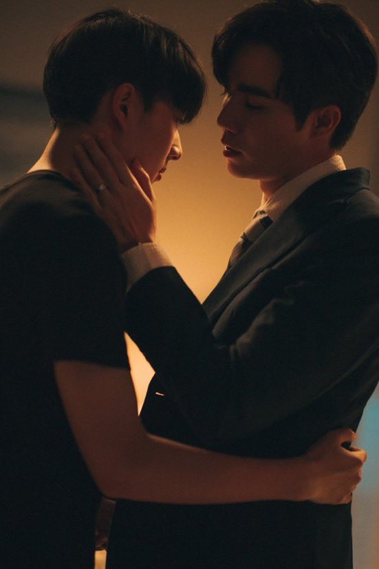 tawiitderrr's tweet photo. จริงๆหนูเกื้อก้ทรงงานหนักมากนะมึงงง เช้าบนโต๊ะทำอาหาร เย็นมา ที่โซฟาผับ ตกดึก ตั้งแต่หน้าประตูบ้านยันเตียง เช้ามาเฮียยังฟัดแจ้ม ไม่หยุด ลูกชั้นโดนกิน��นื้อไม่เหลือกระดูกแล้วมั้ง #CutiePieEP8 https://t.co/hqYwsRs9i3